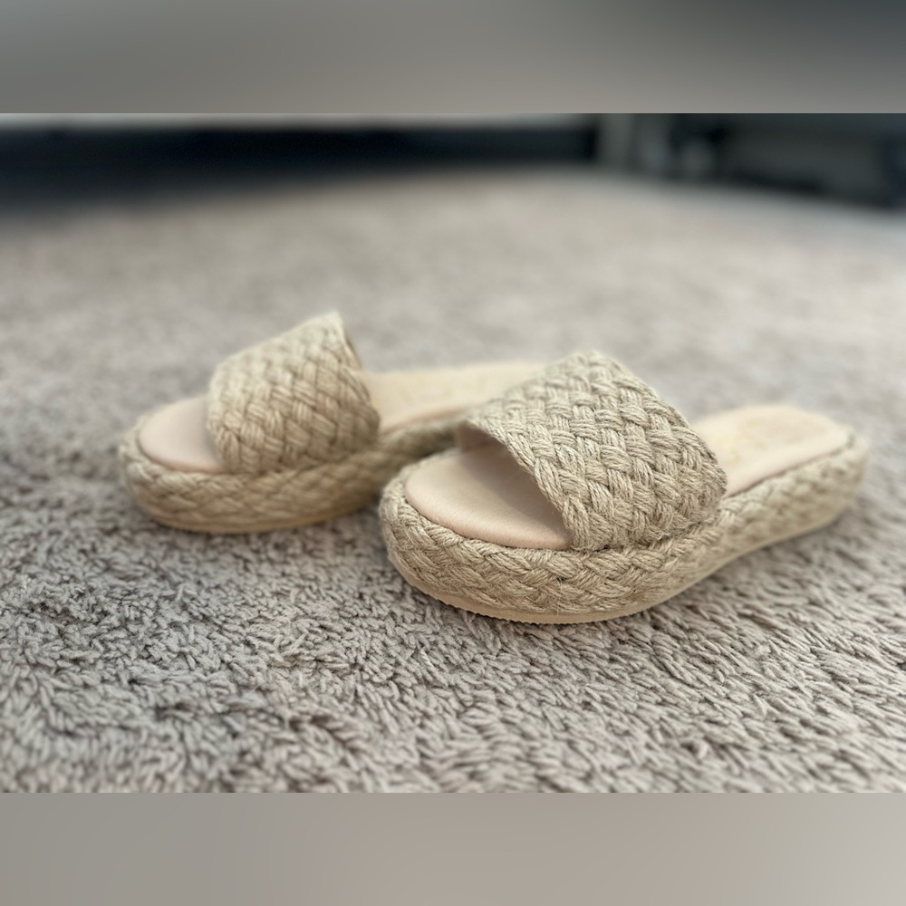 Woven small platform sandals brand new
